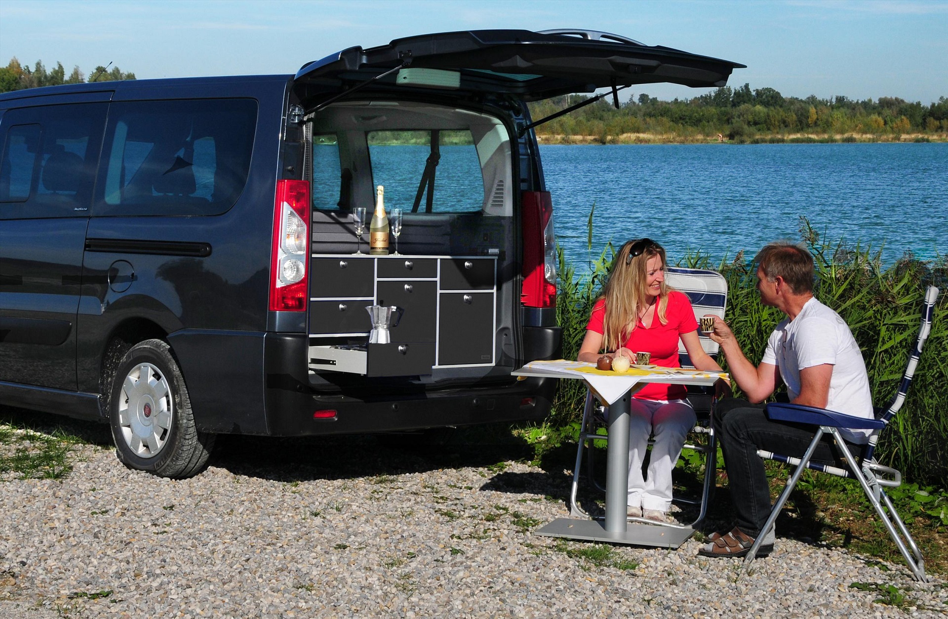 Citroen Jumpy with VanEssa kitchen and sleeping system on a lake